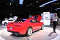 Ragazza vicino alle sportiva Chevrolet Camaro ZL1